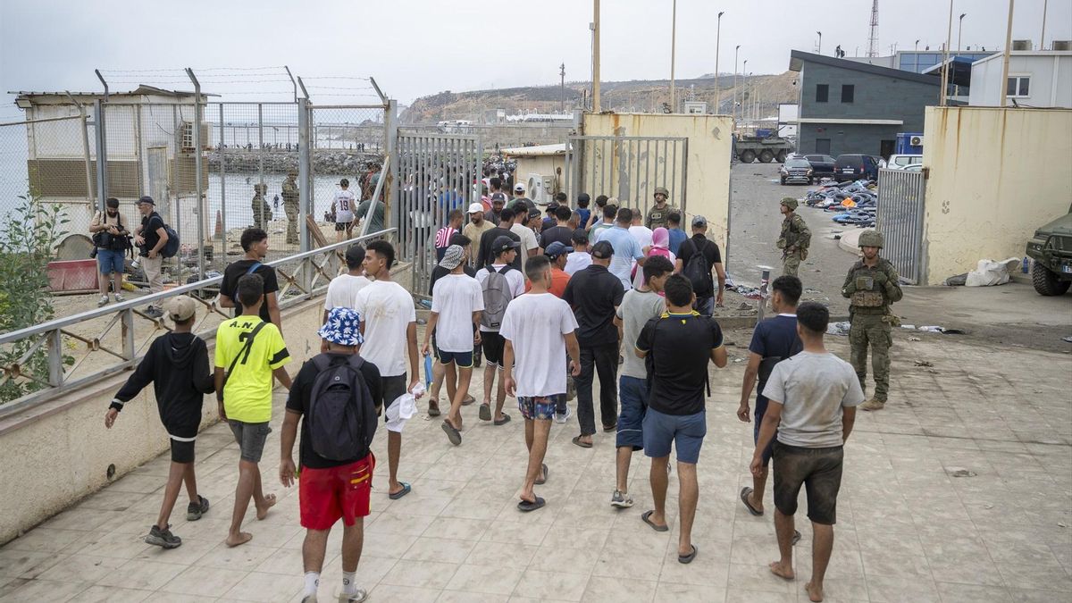 Decenas de personas migrantes regresan a Marruecos a través de la frontera de Ceuta.