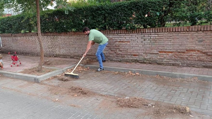 Los vecinos de una calle de Madrid limpian la basura que no retira el Ayuntamiento: "Es una auténtica vergüenza"