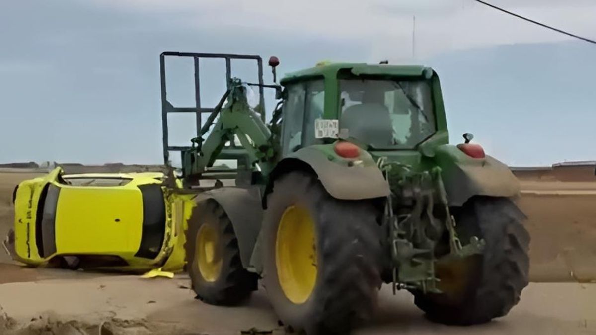 El neonazi Pugilato conducía el coche de una empresa de cobros que un candidato del PP destrozó con su tractor