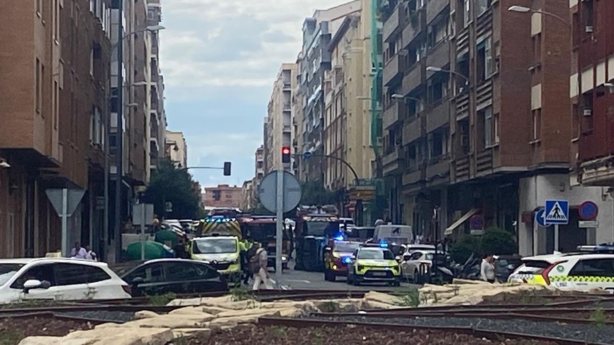 Vuelca un coche tras chocar con una furgoneta en Logroño: los bomberos han tenido que rescatar a la conductora del vehículo