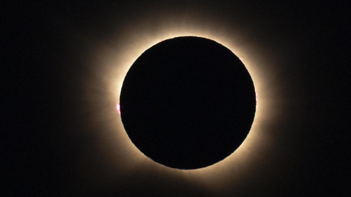 Imagen del eclipse en Corbera d’Ebre. EFE/Marta Pérez