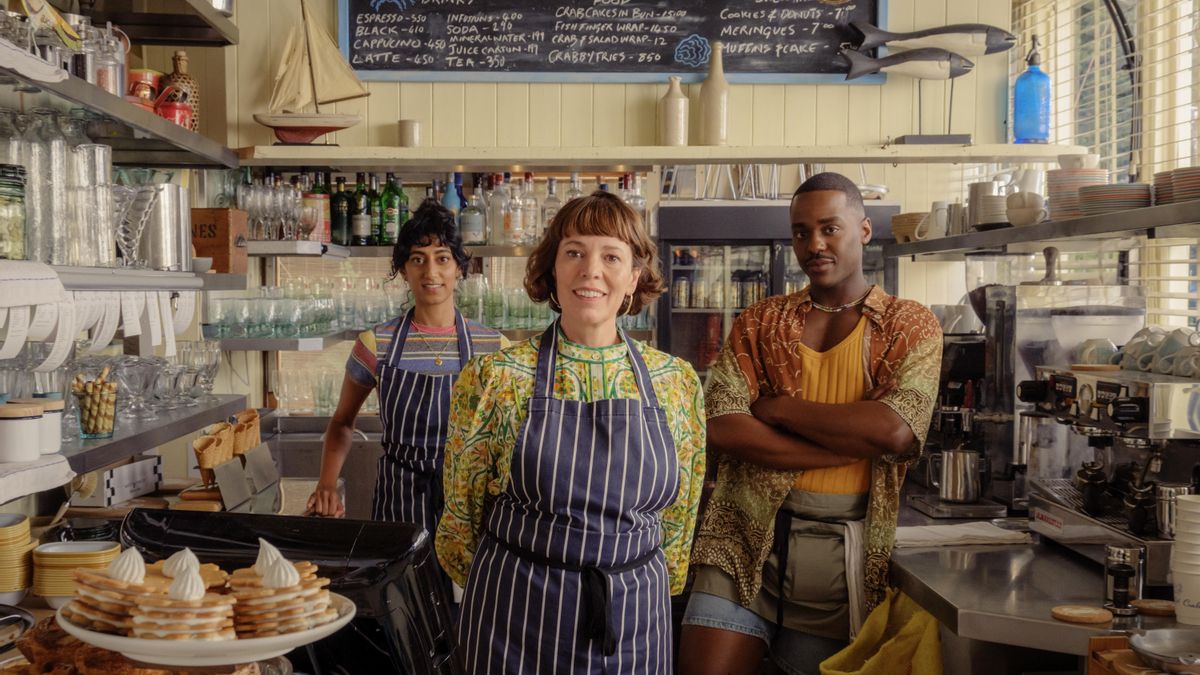 Sunita Mani, Olivia Colman y Ncuti Gatwa en 'Los Rose'