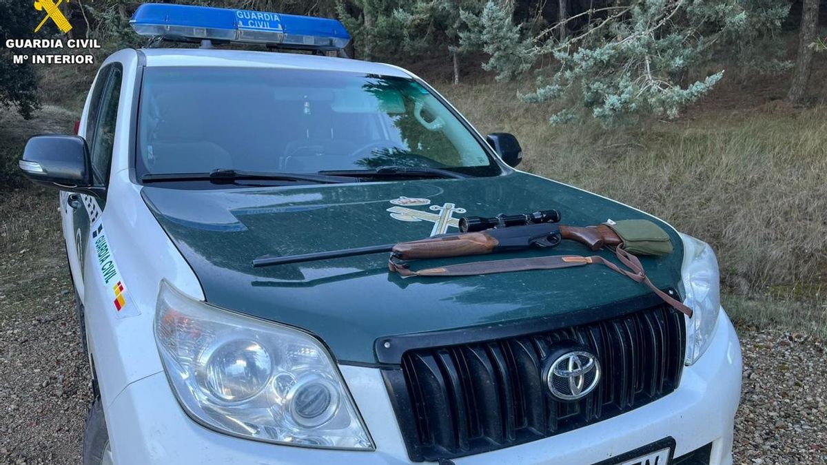 La Guardia Civil investiga a un furtivo al que sorprendió mientras apuntaba con un rifle desde su vehículo en Palencia