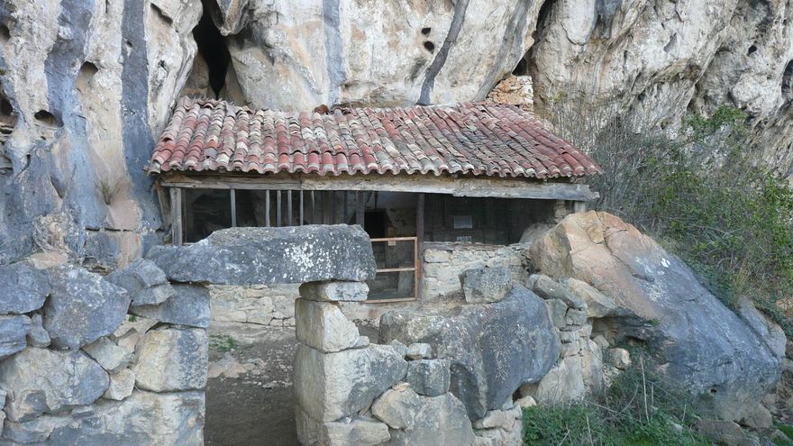 La bonita ermita medieval que es la iglesia más antigua de Cantabria