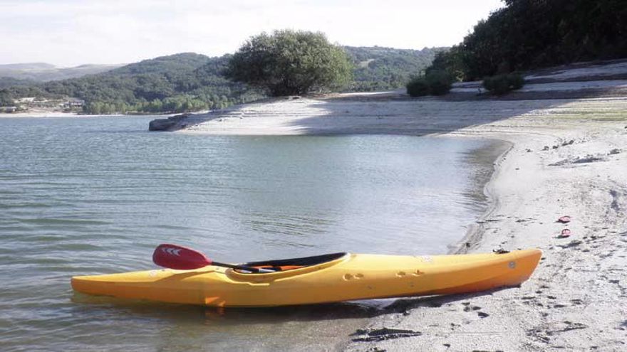 El arenal de montaña que ha dado a la provincia de Ourense su primera playa condecorada con bandera azul