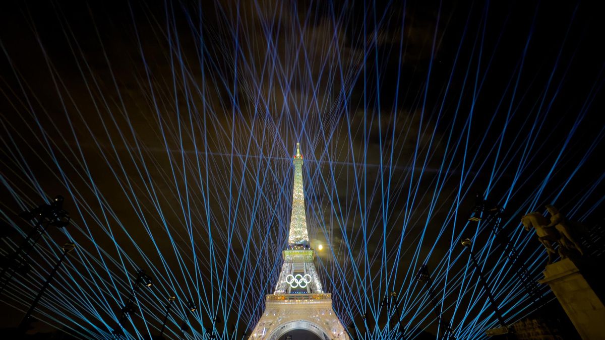 Espectáculo de luces junto a la Torre Eiffel durante la ceremonia de inauguración