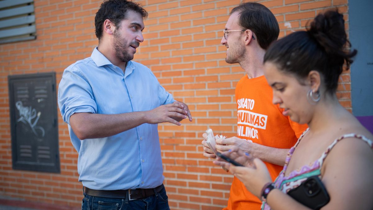 Víctor Palomo, Fernando de los Santos y Blanca Martínez, miembros del Sindicato de Inquilinas, conversan antes de la rueda de prensa de este miércoles.
