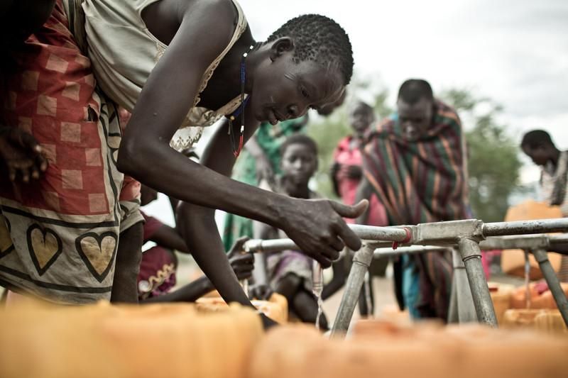 El campo de desplazados de Mingkaman, en Awerial, se ha convertido en refugio para casi 100.000 personas, principalmente de la etnia dinka, que huyeron de los enfrentamientos violentos en el estado de Jonglei, principalmente de la ciudad de Bor. Las personas que llegan necesitan agua, comida y un techo dónde refugiarse. Sudán del Sur afronta una grave crisis a causa de la violencia que se desató en diciembre de 2013 entre las fuerzas leales al presidente Salva Kiir, y los combatientes aliados al ex vicepresidente Riek Machar. Cerca de un millón de personas han tenido que abandonar sus hogares a causa de los enfrentamientos y se han quedado sin medios propios para alimentarse. Un tercio de la población sufre inseguridad alimentaria./ Pablo Tosco/ Oxfam Intermón