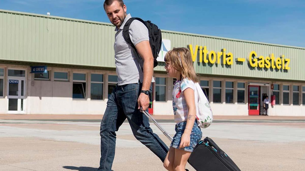 Los Gobiernos central y vasco cierran el "órgano bilateral" para que Euskadi entre en la "gestión" de los aeropuertos