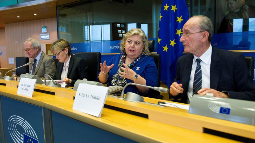 La irlandesa Mairead McGuinness (2d), una de las vicepresidentas del Parlamento Europeo, integrará el colegio de comisarios de la Comisión Europea (CE) en sustitución de Phil Hogan, responsable comunitario de Comercio hasta que a finales de agosto se vio forzado a dimitir tras asistir a una multitudinaria cena en Irlanda que no cumplía con las reglas contra la COVID-19.