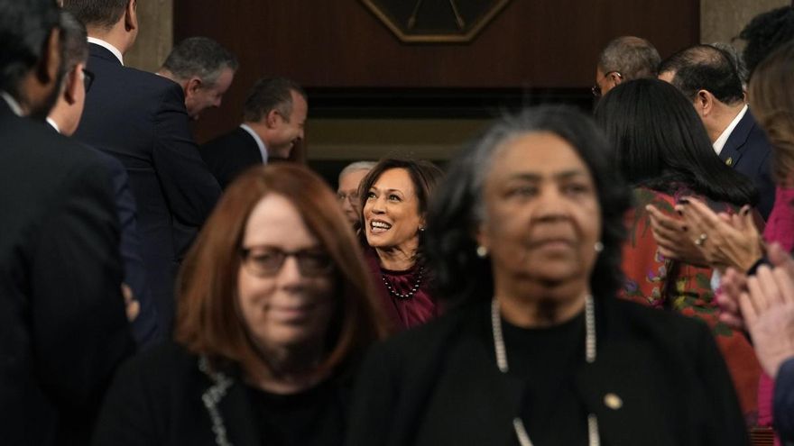 La vicepresidenta Kamala Harris llega al Congreso estadounidense para escuchar el discurso de Joe Biden.