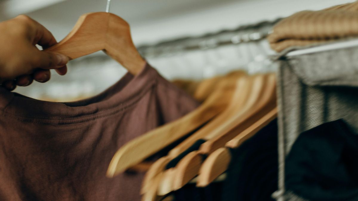 Colocar las perchas en una misma dirección permite detectar de un vistazo qué prendas se han utilizado.