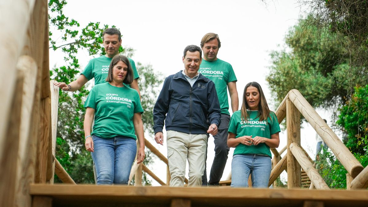 Juanma Moreno recorre el sendero de la fase 3 del Cinturón Verde de Córdoba junto a representantes del PP andaluz