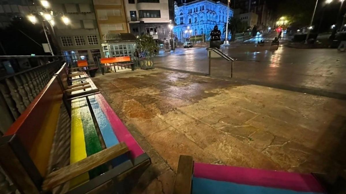 Los acampados se despiden de la protesta en Oviedo pintando bancos arcoíris y el PP los retira a las pocas horas