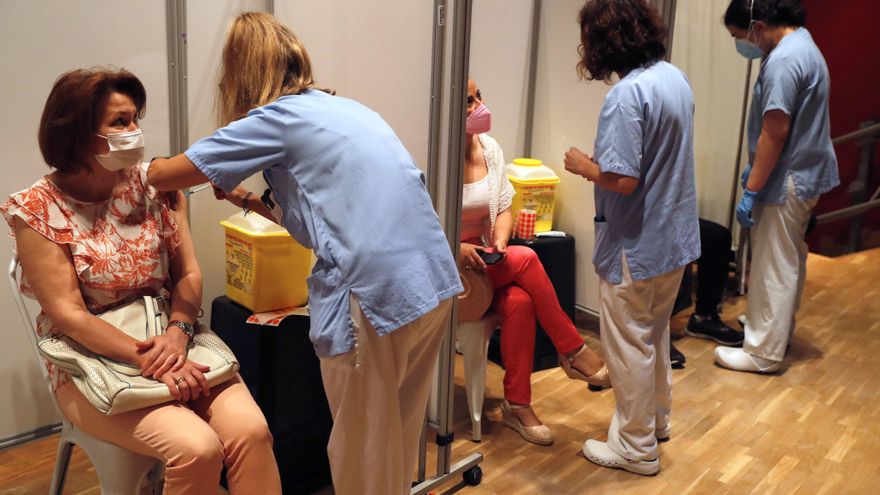 Una mujer recibe la vacuna contra la covid-19 en el Hospital Severo Ochoa de Leganés, Madrid, donde se ha iniciado este miércoles la vacunación de la población general de 40 a 49 años. EFE/J.P.Gandul