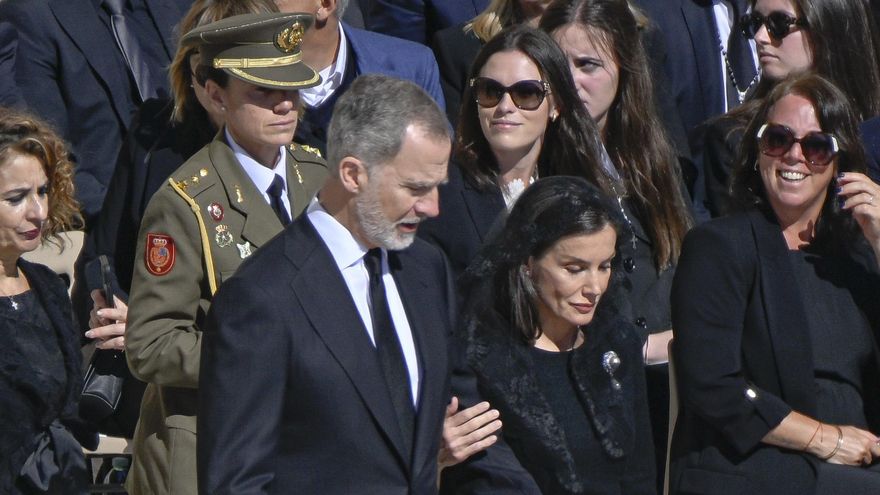 Los reyes Felipe VI y Letizia durante el funeral del papa Francisco.
