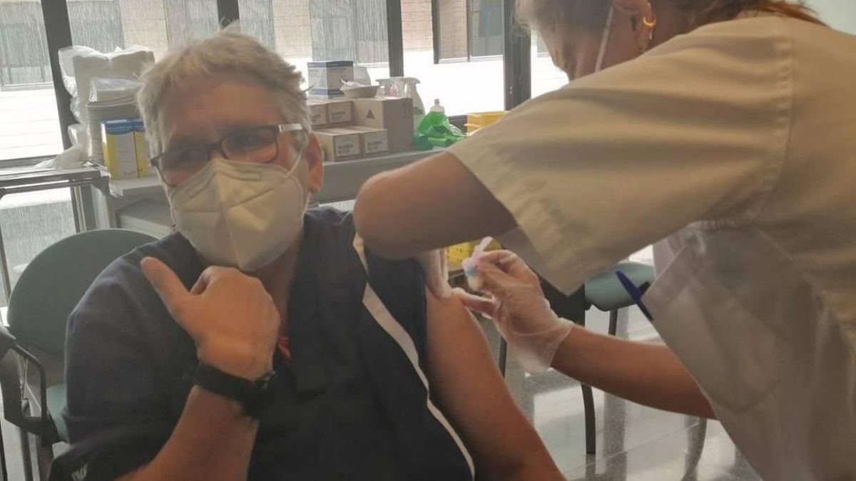 Soraya, trabajadora de limpieza del Hospital Doctor Negrín.