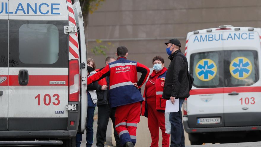 Ambulancias a las puertas de un hospital en Ucrania, en una imagen de archivo. EFE/EPA/SERGEY DOLZHENKO