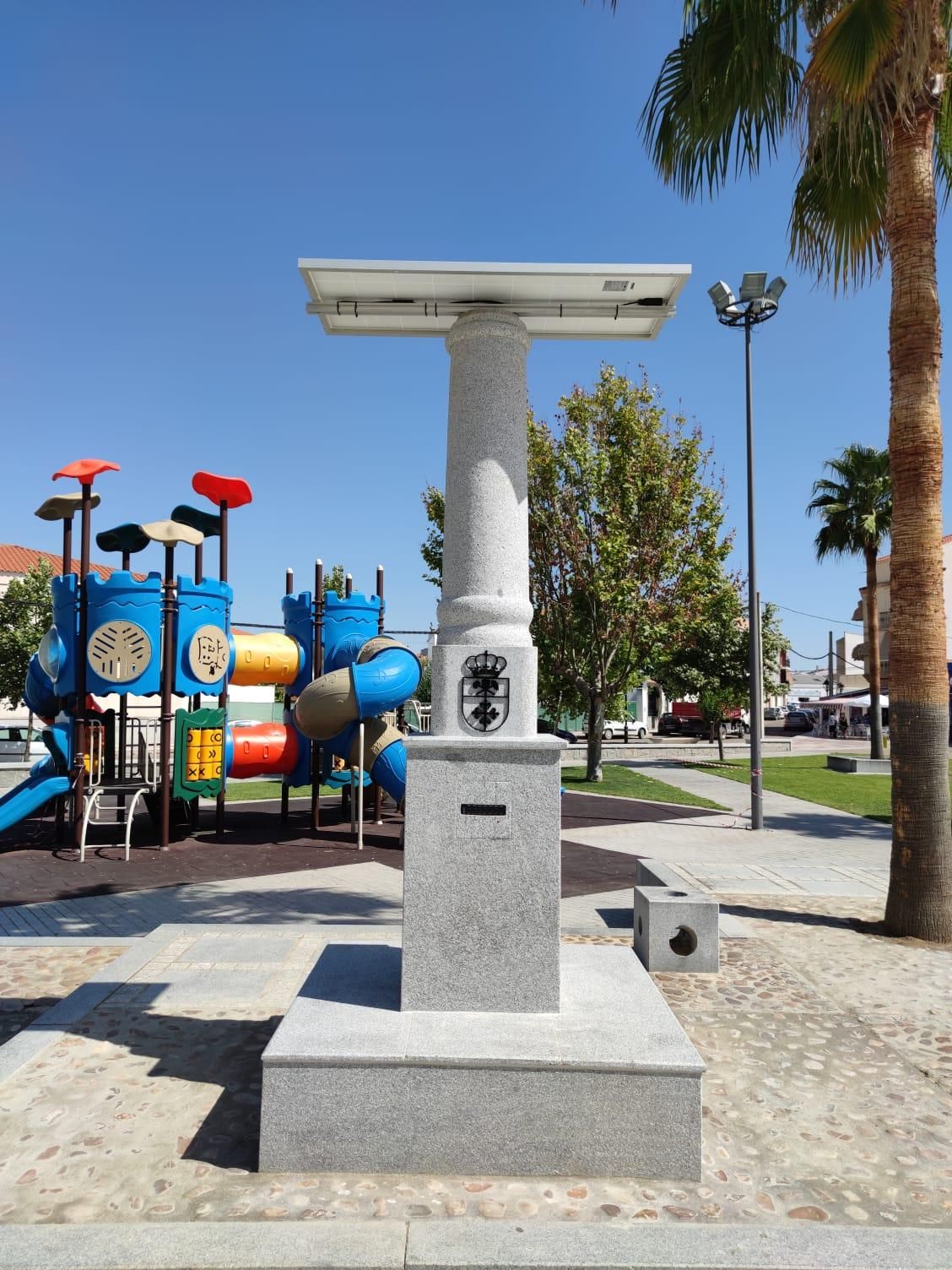 Gracias al panel de esta columna es posible cargar el móvil en el Parque Nuevo de Quintana de la Serena