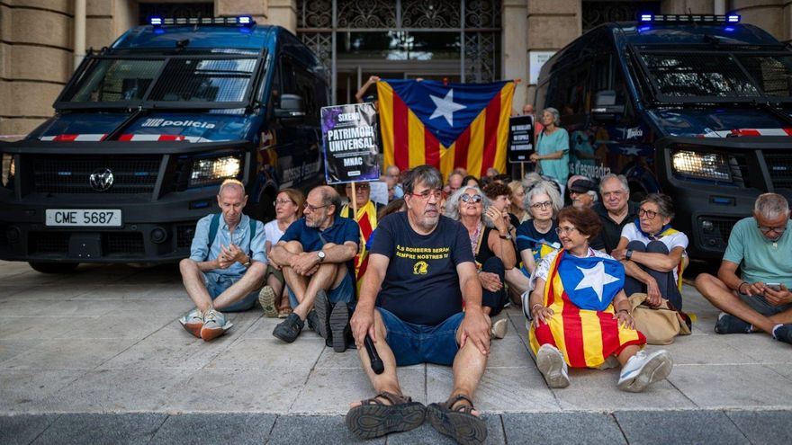 Concentrados ante las puertas traseras del MNAC.