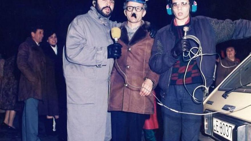 José Manuel Mures, el técnico Severiano Fernández, y Joaquín Otero con la unidad móvil (un 131 ranchera).