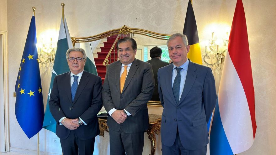 Zoido y Sanz flanquean al embajador de Pakistán en Bélgica, tras la reunión en la Embajada de Bruselas.