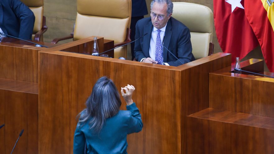 La portavoz de Más Madrid en la Asamblea de Madrid, Manuela Bergerot, y el presidente de la Asamblea de Madrid, Enrique Ossorio, durante un pleno de la Asamblea de Madrid