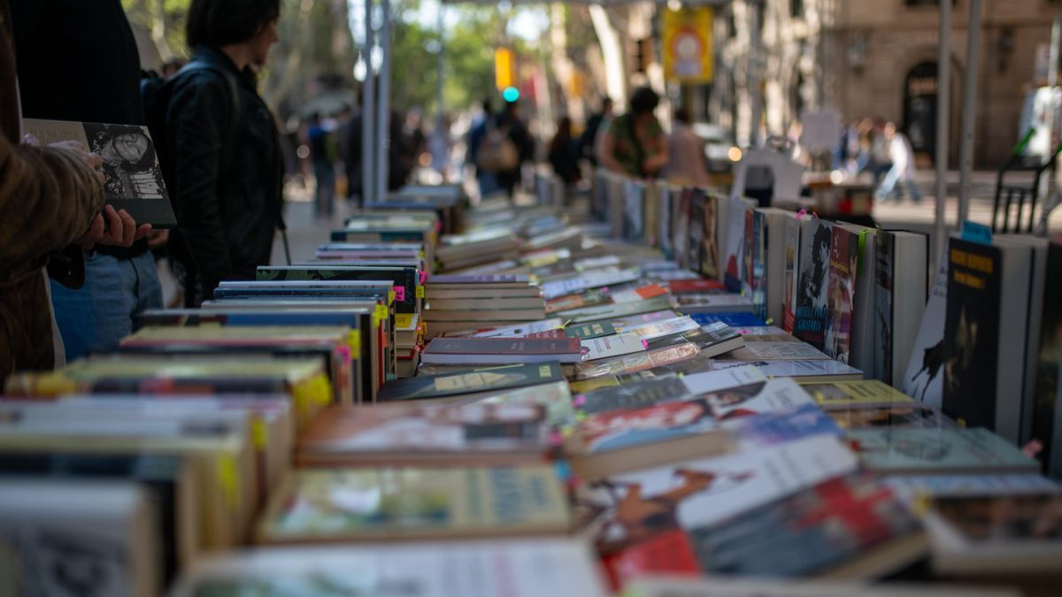 Una de las paradas de libros, durante la Diada de Sant Jordi en 2025