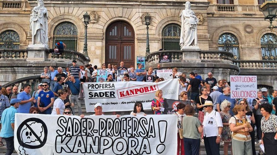 El día a día de los vecinos de Bilbao que no pueden abrir sus ventanas por vivir frente a "empresas contaminantes"