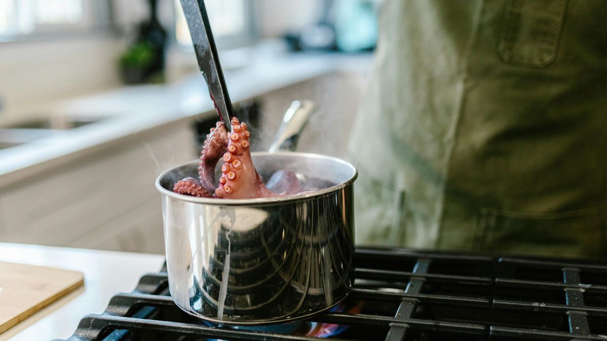 Aunque puedes cocer previamente el pulpo, la receta tradicional prescinde de este paso