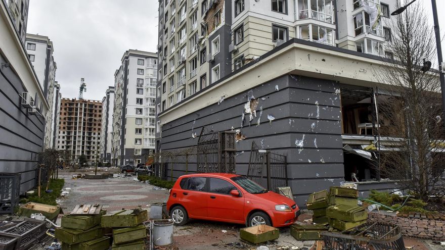 Kyiv (Ukraine), 02/04/2022.- General view of a street in the areas recaptured by the Ukrainian army in the city of Kyiv (Kiev), Ukraine, 02 April 2022. Dmitrivka and the area around had recently been recaptured by the Ukrainian army from Russian forces. On 24 February, Russian troops had entered Ukrainian territory in what the Russian president declared a 'special military operation', resulting in fighting and destruction in the country, a huge flow of refugees, and multiple sanctions against Russia. (Rusia, Ucrania)