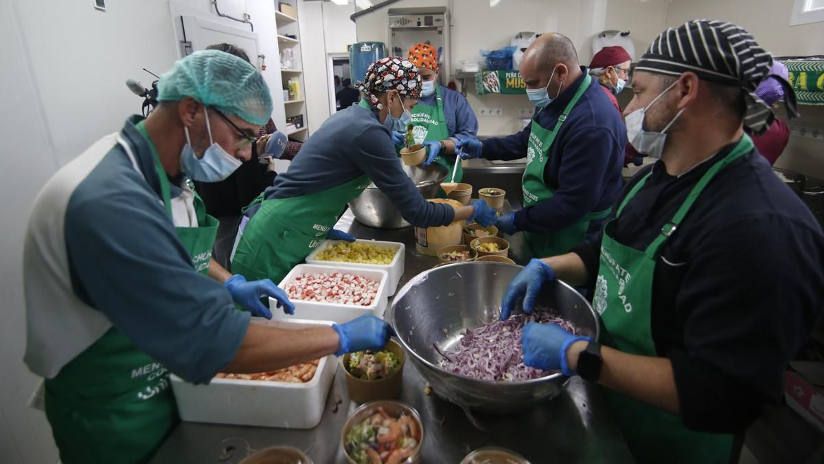 Preparación de los menús solidarios de Cocinillas CCF