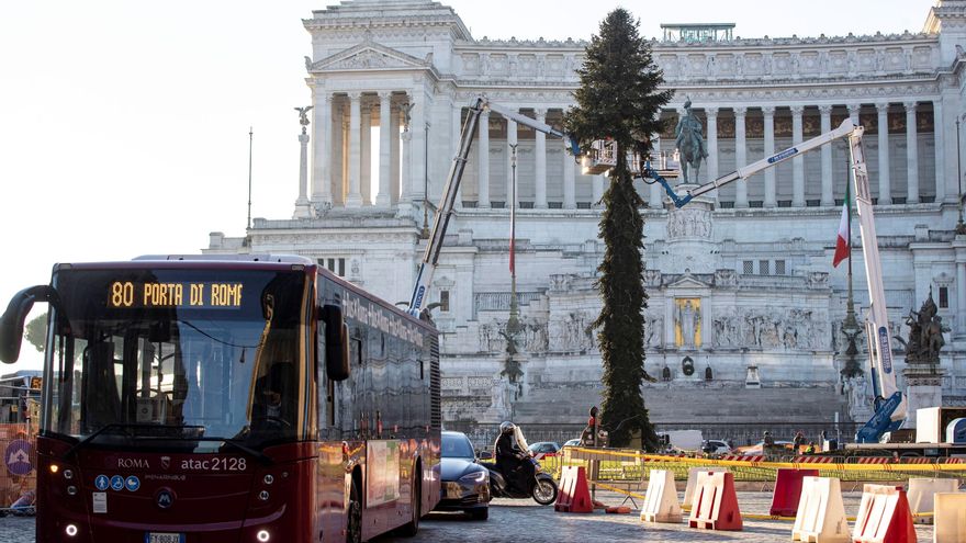 Trabajos de colocación de un arbol de Navidad en la Piazza Venezia de Roma. EFE/EPA/ANSA/MASSIMO PERCOSSI