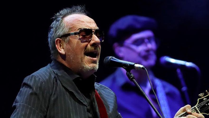 Elvis Costello se mete en un jardín en su última gira española