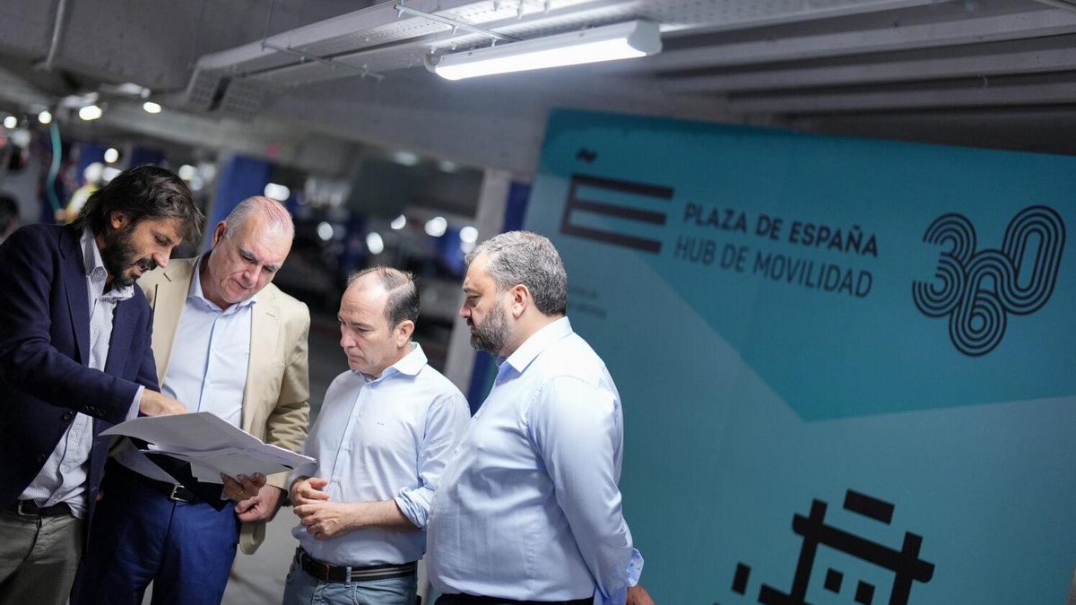 Un momento de la visita del delegado de Movilidad a las obras en el parking de Plaza España
