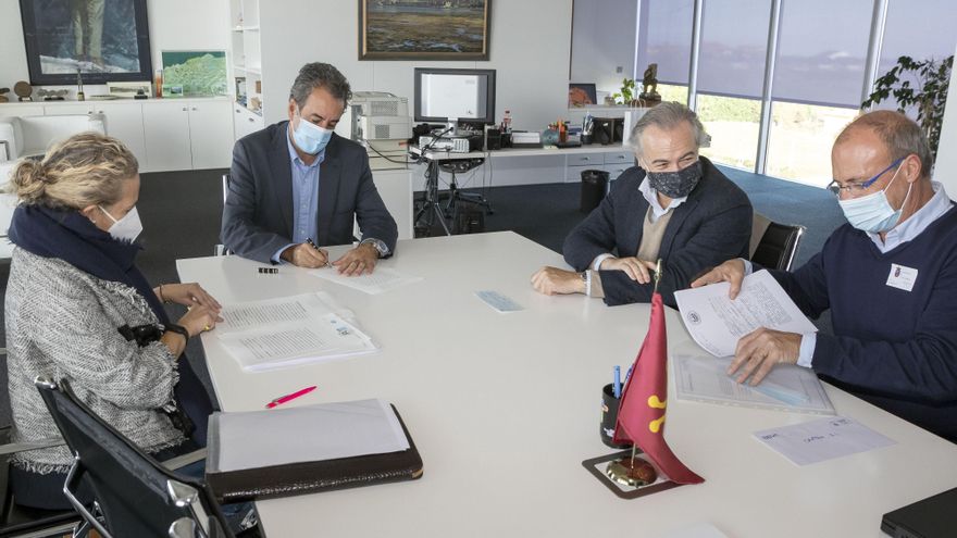 Firma de la compraventa de los terrenos para la ampliación de las instalaciones de CANTRA