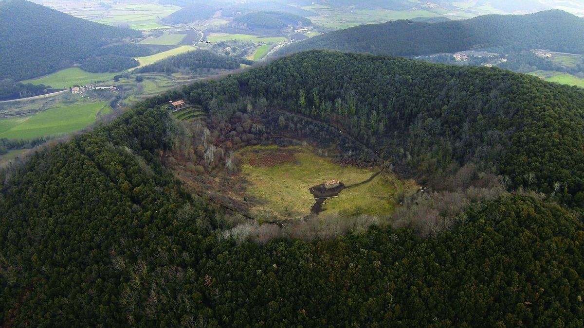 Panorámica del volcán de Santa Margarida, en Santa Pau.