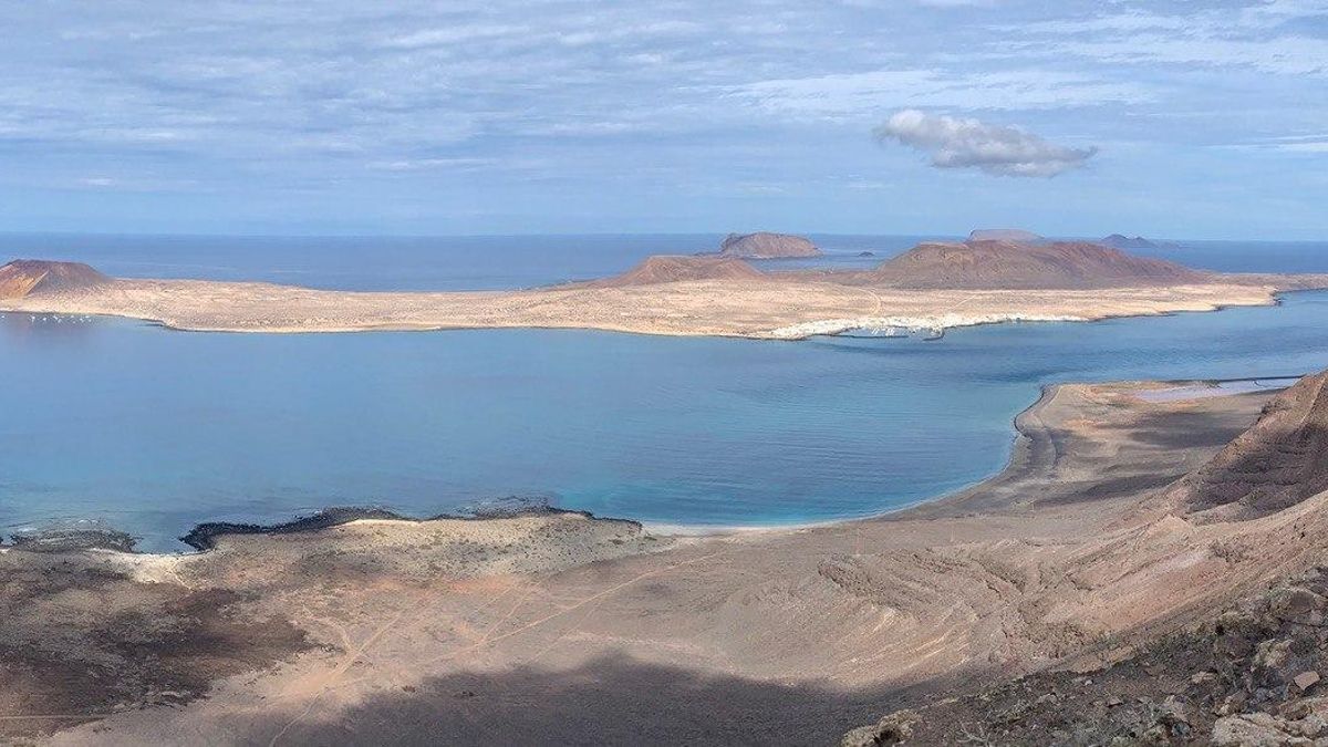 Costa de Lanzarote e isla de La Graciosa.