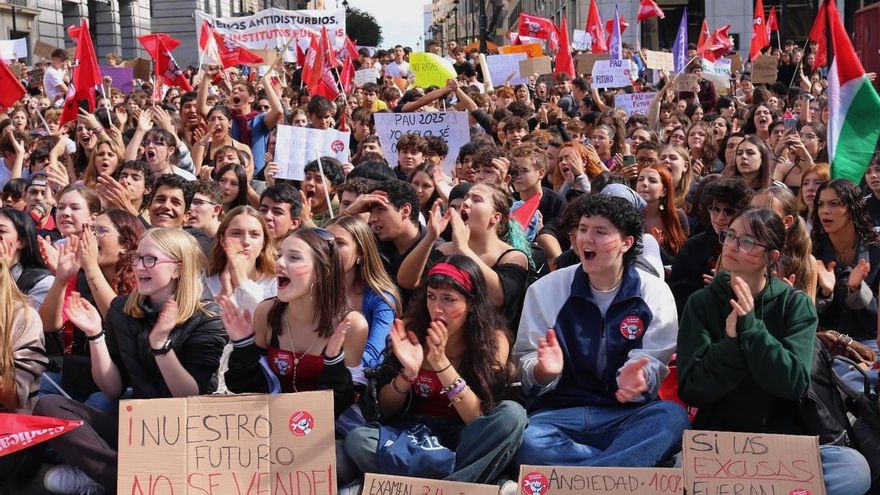 Los estudiantes exigen en las calles conocer ya la nueva Selectividad: "Estamos dando las materias a ciegas"