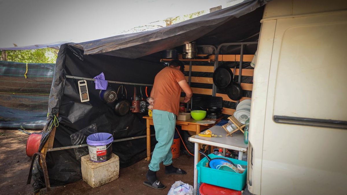 Daniel, paraguayo y albañil, cocina en su chamizo.