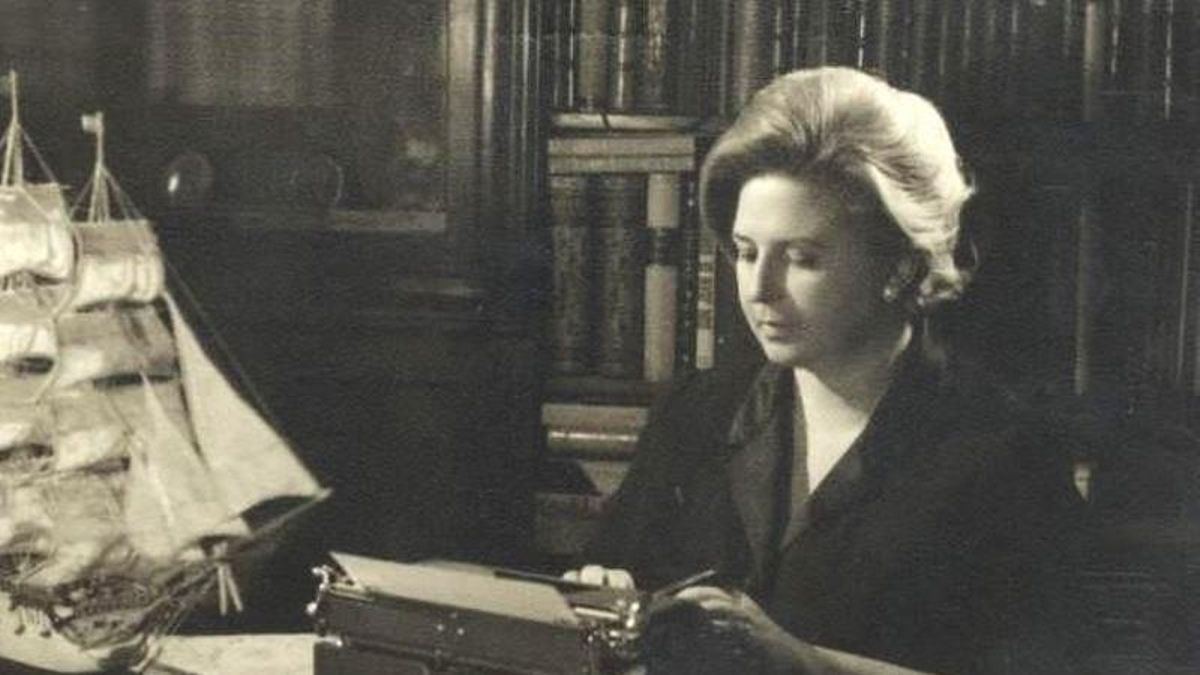 La escritora Elena Quiroga con su máquina de escribir Olivetti.