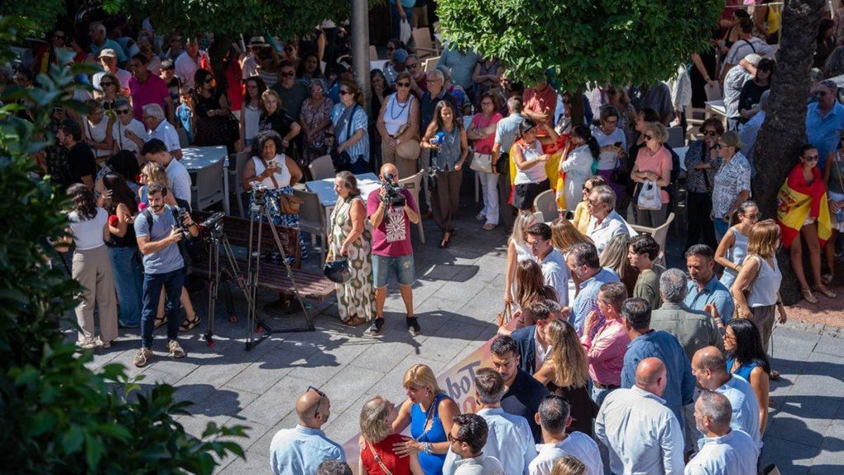 Algunos de los participantes en la concentración de apoyo a Ceuta impulsada por el Ayuntamiento de Mérida