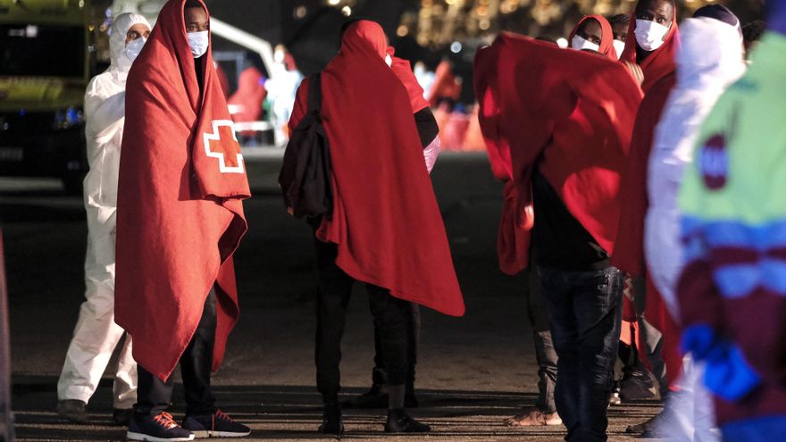 Baja la llegada de pateras y rescatan a 82 migrantes en archipiélagos y Murcia