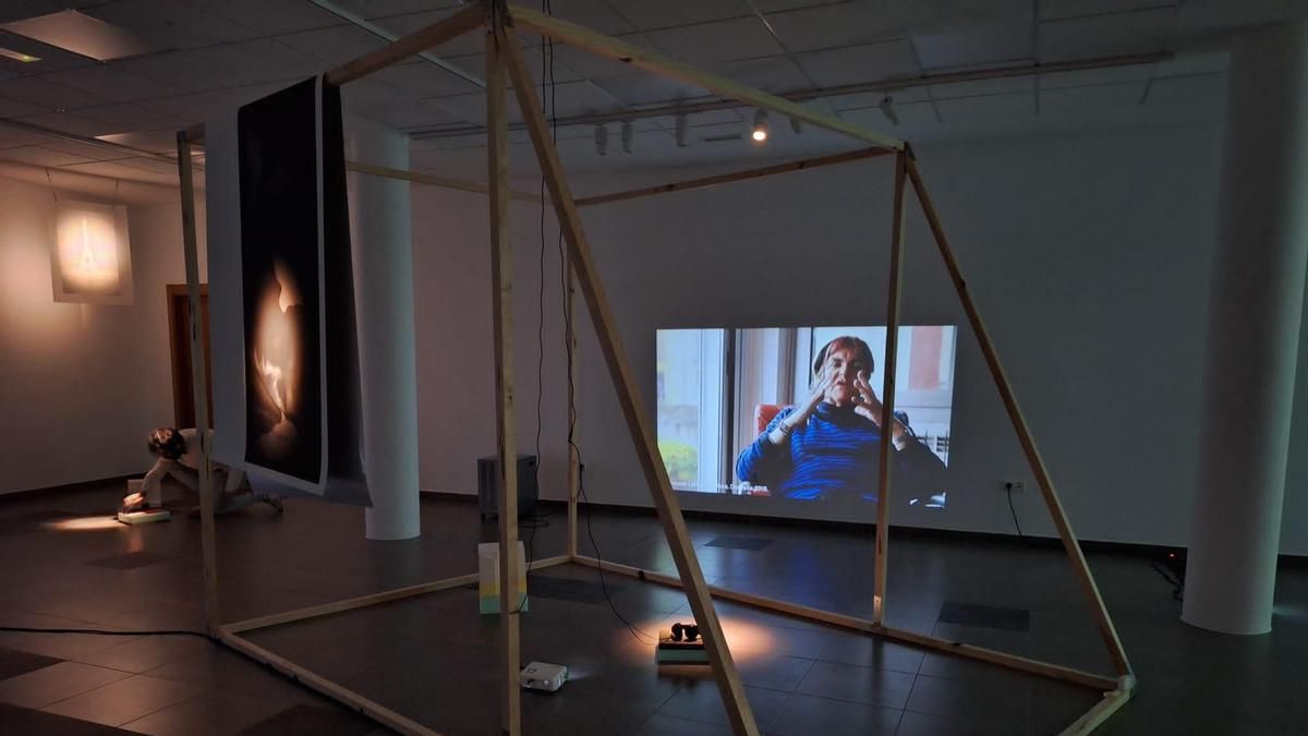 La exposición, con la representación de una 'chambra' en el centro.