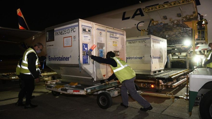Llegaron vuelos con 843.000 dosis de AstraZeneca y 609.965 de Sputnik V