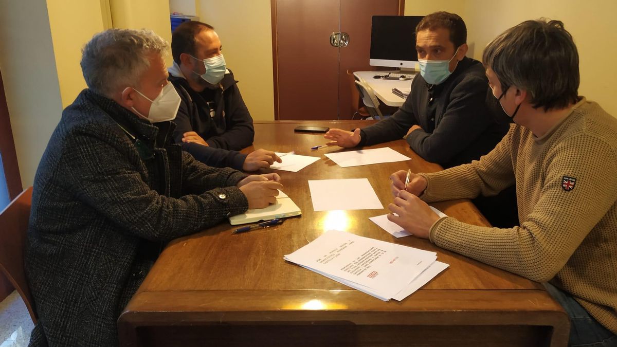 Representantes de CCOO y Soria Ya en una reunión