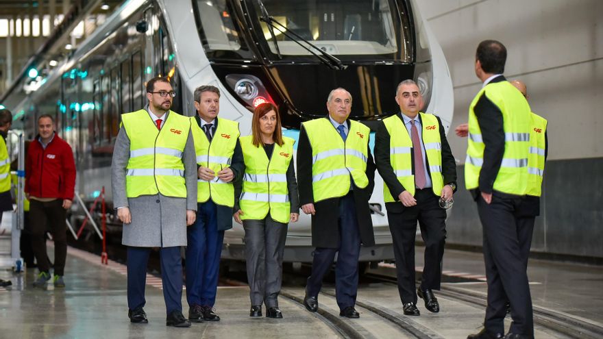 Archivo - El presidente de Asturias, Adrián Barbón (1i); el secretario de Estado de Transportes, José Antonio Santano (2i), y la presidenta de Cantabria, María José Sáenz de Buruaga (3i), en el inicio de la fabricación de los nuevos trenes de Renfe, en CA
