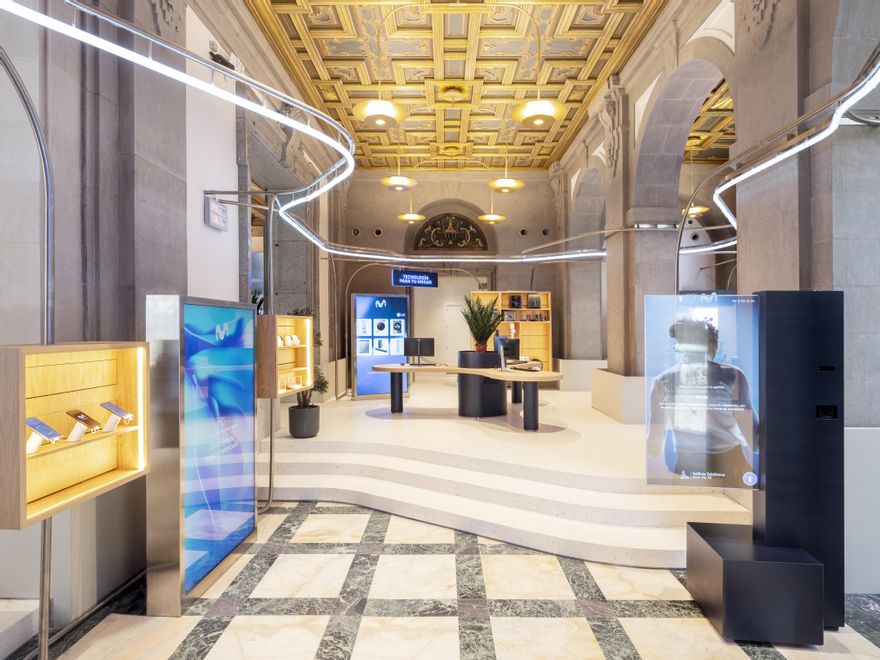 Espacio lateral de la planta baja de la tienda