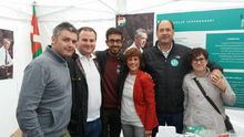 El alcalde de Llodio, el segundo por la izquierda, con la trabajadora del grupo Montai y miembro del PNV Onintze Gerra (a la derecha) en un acto electoral