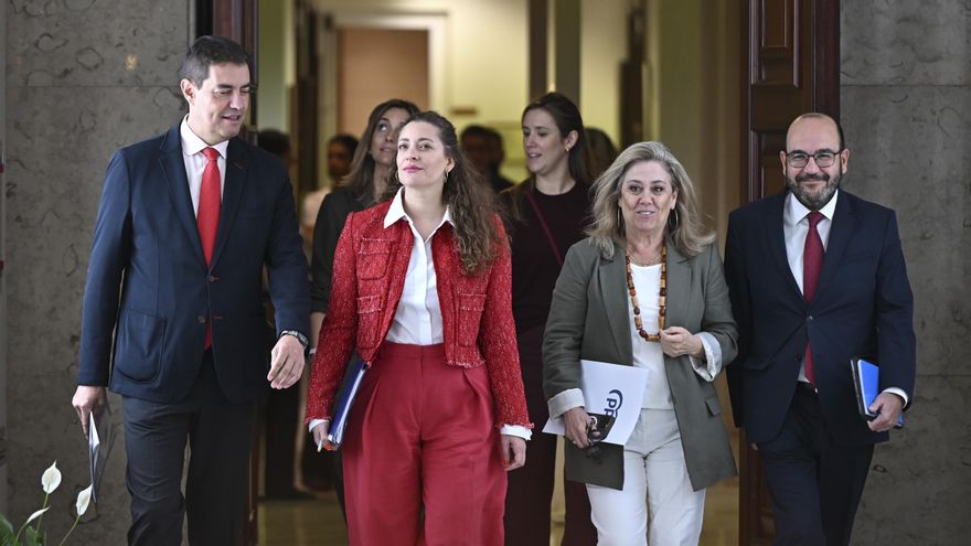 La portavoz del PP Ester Muñoz junto a sus compañeros de partido Álvaro Pérez, Ángel Ibáñez y Macarena Montesinos a su llegada a la reunión de la Junta de Portavoces, este miércoles, en el Congreso de los Diputados.